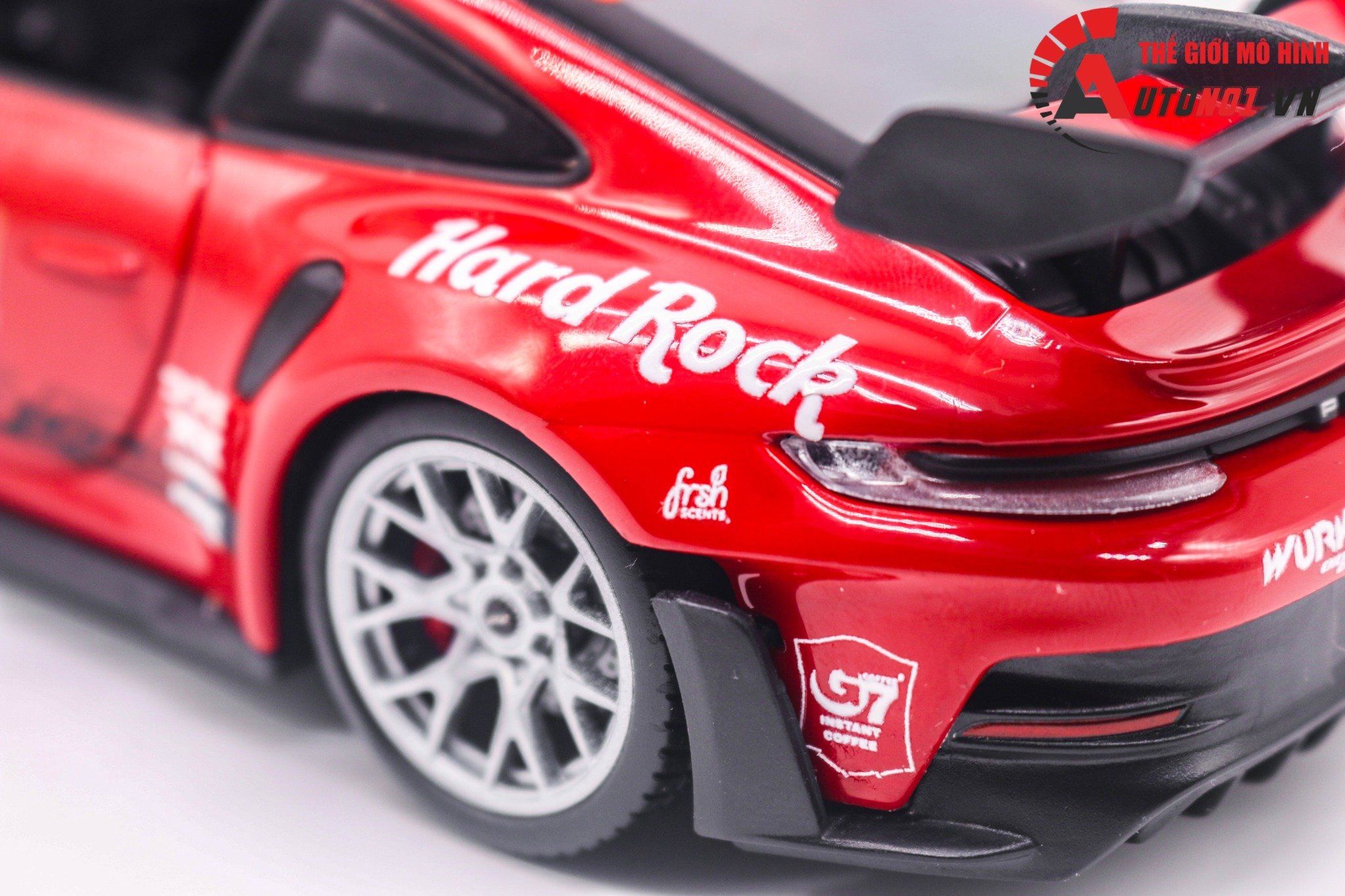  Mô hình xe custom Porsche 911 (992) GT3 RS Gumball3000 tỉ lệ 1:24 Welly DO24001 