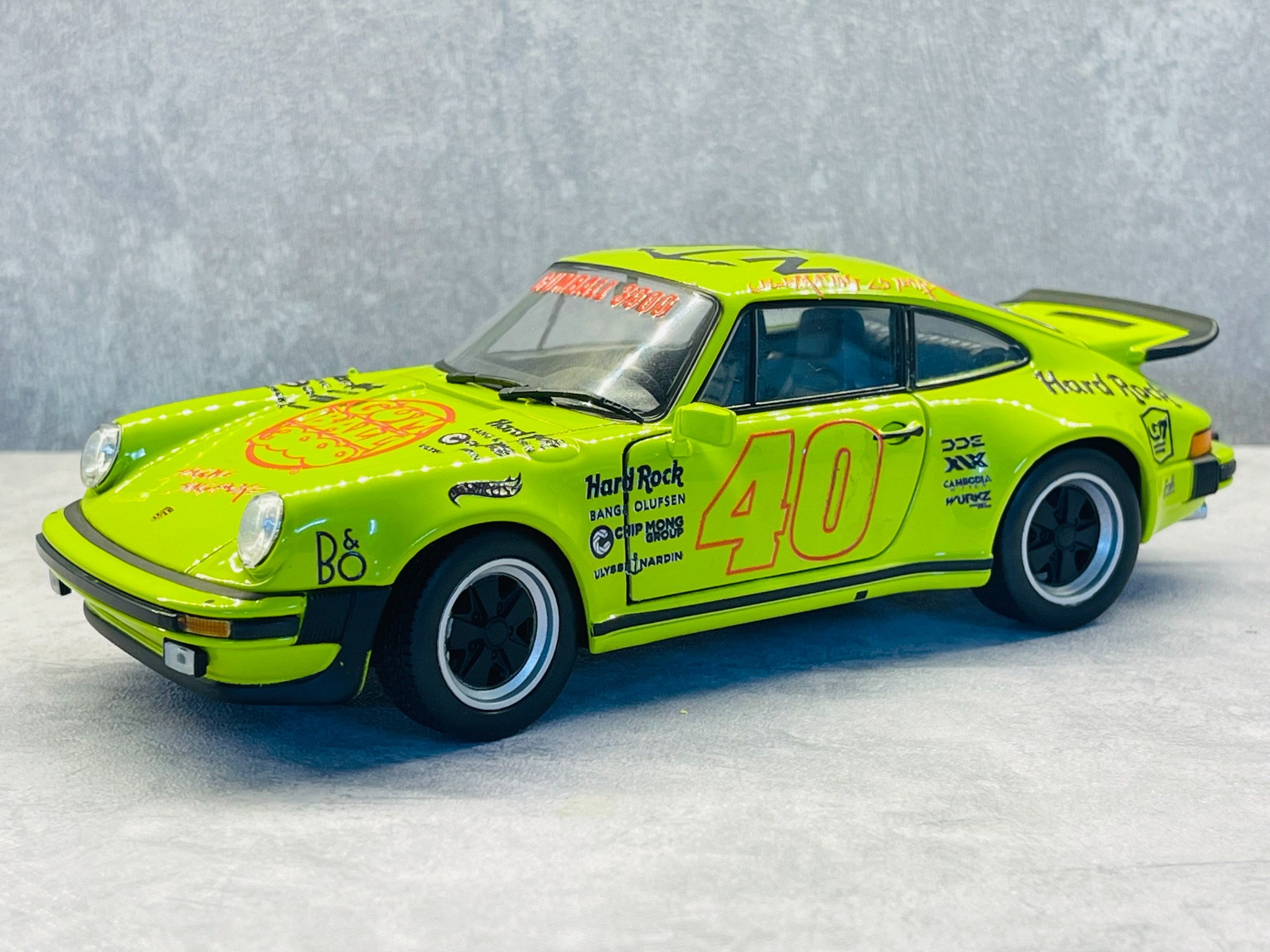  Mô hình xe custom Porsche 911 (930) Turbo Green Gumball3000 tỉ lệ 1:24 Welly DO24014 