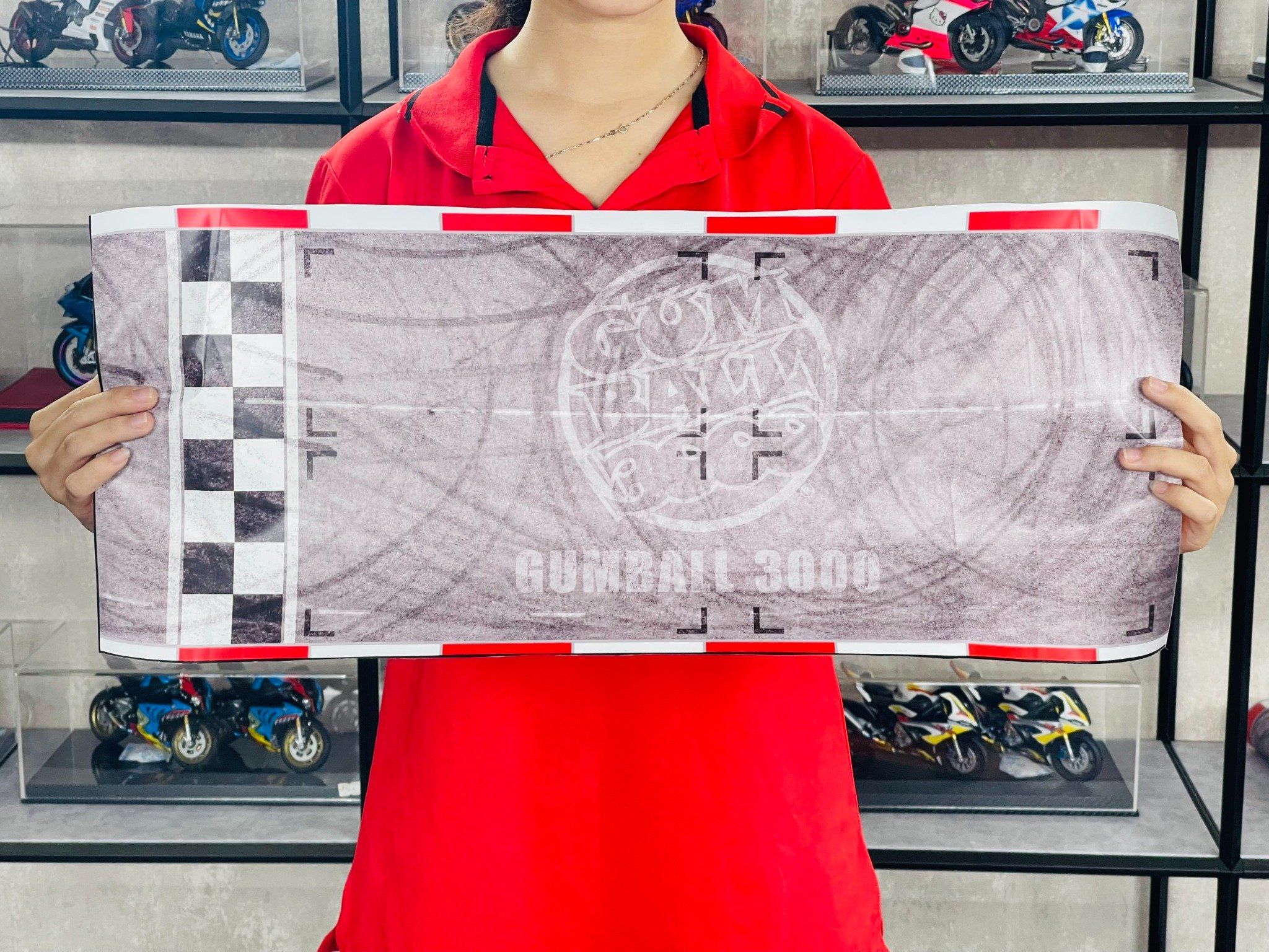  Diorama bãi đỗ xe parking lot race Gumball 3000 in PP cán mờ chống nước bụi bẩn khổ dài 60cm cho xe mô hình 1:24 Autono1 DR043 