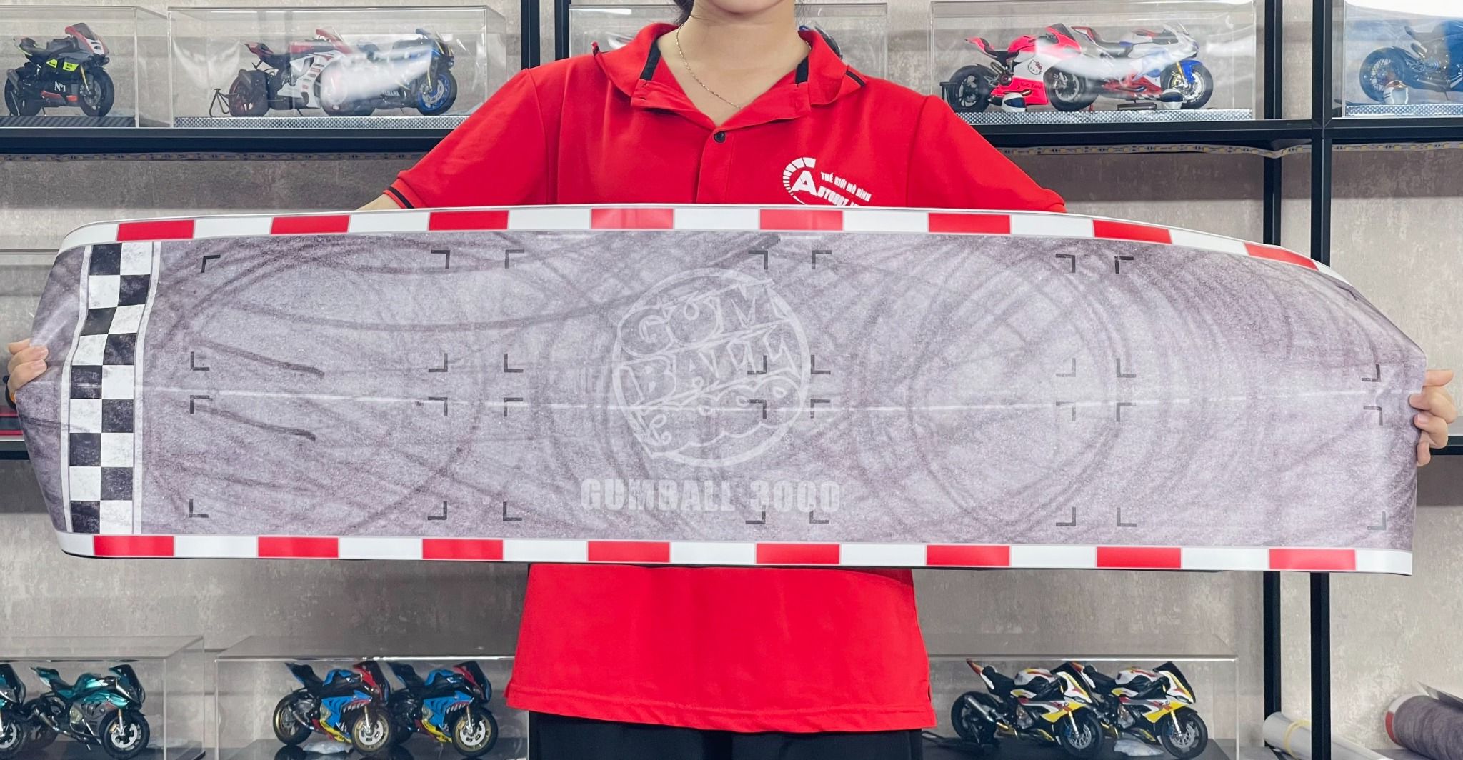  Diorama bãi đỗ xe parking lot race Gumball 3000 in PP cán mờ chống nước bụi bẩn khổ dài 60cm cho xe mô hình 1:24 Autono1 DR043 