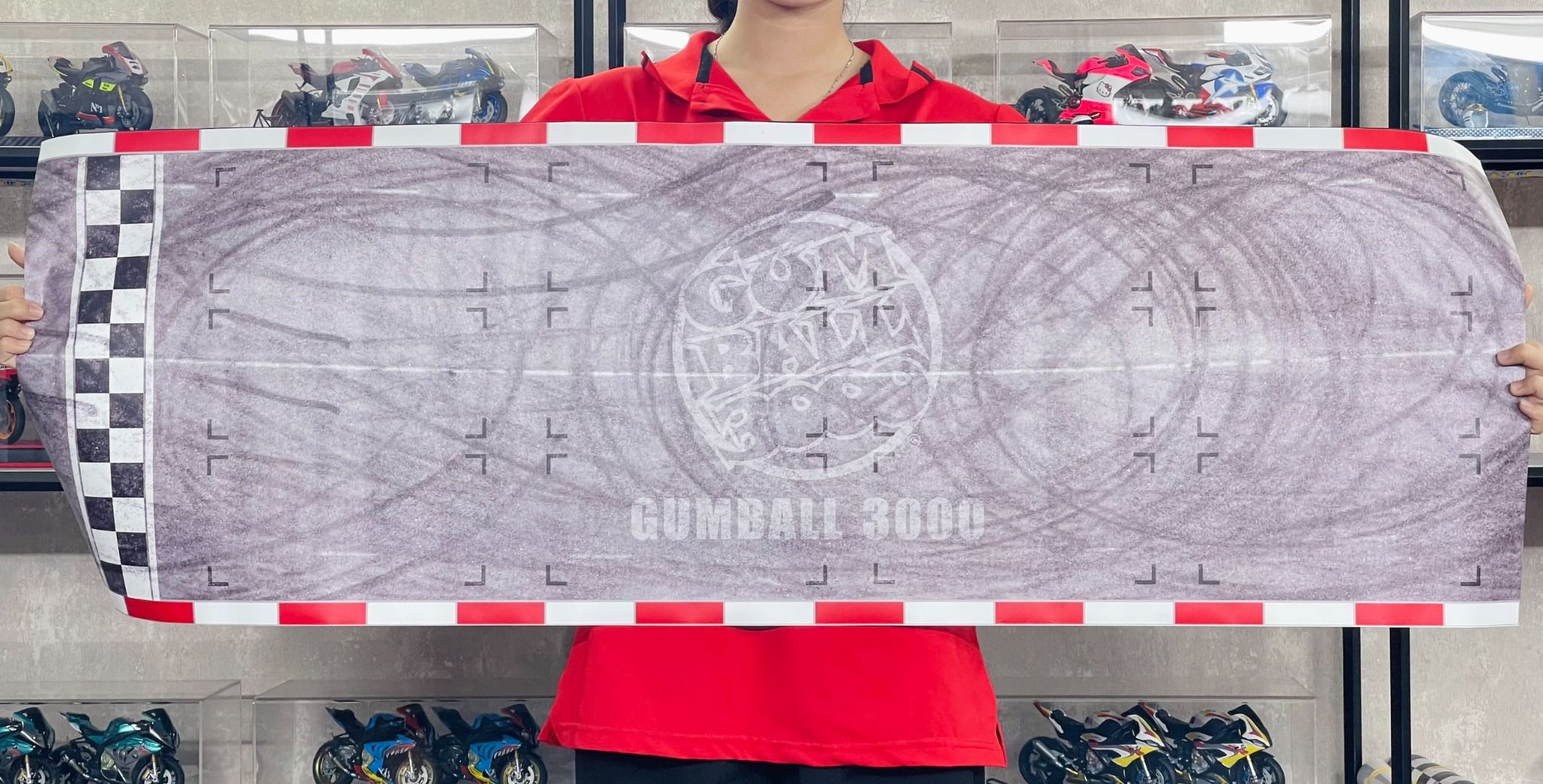  Diorama bãi đỗ xe parking lot race Gumball 3000 in PP cán mờ chống nước bụi bẩn khổ dài 60cm cho xe mô hình 1:24 Autono1 DR043 