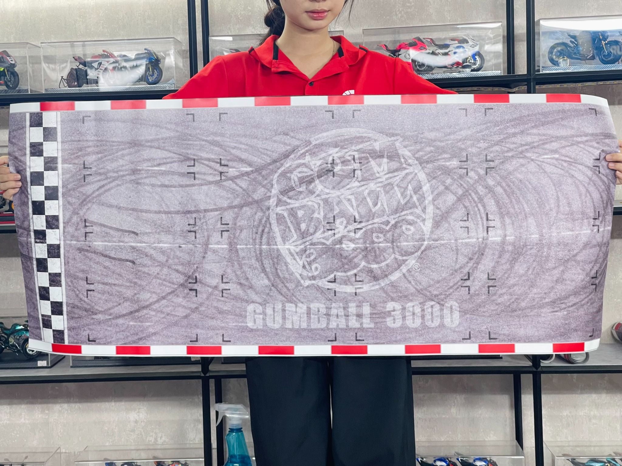  Diorama bãi đỗ xe parking lot race Gumball 3000 in PP cán mờ chống nước bụi bẩn khổ dài 60cm cho xe mô hình 1:24 Autono1 DR043 