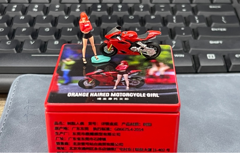  Mô hình nhân vật figure nữ kèm xe mô tô Ducati tỉ lệ 1:64 MoreArt MO642051 