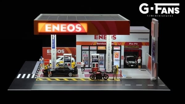  Hộp trưng bày mô phỏng Trạm đổ xăng dầu ENEOS và bãi đỗ xe có đèn tỉ lệ 1:64 G FAN-MODELS 710038 