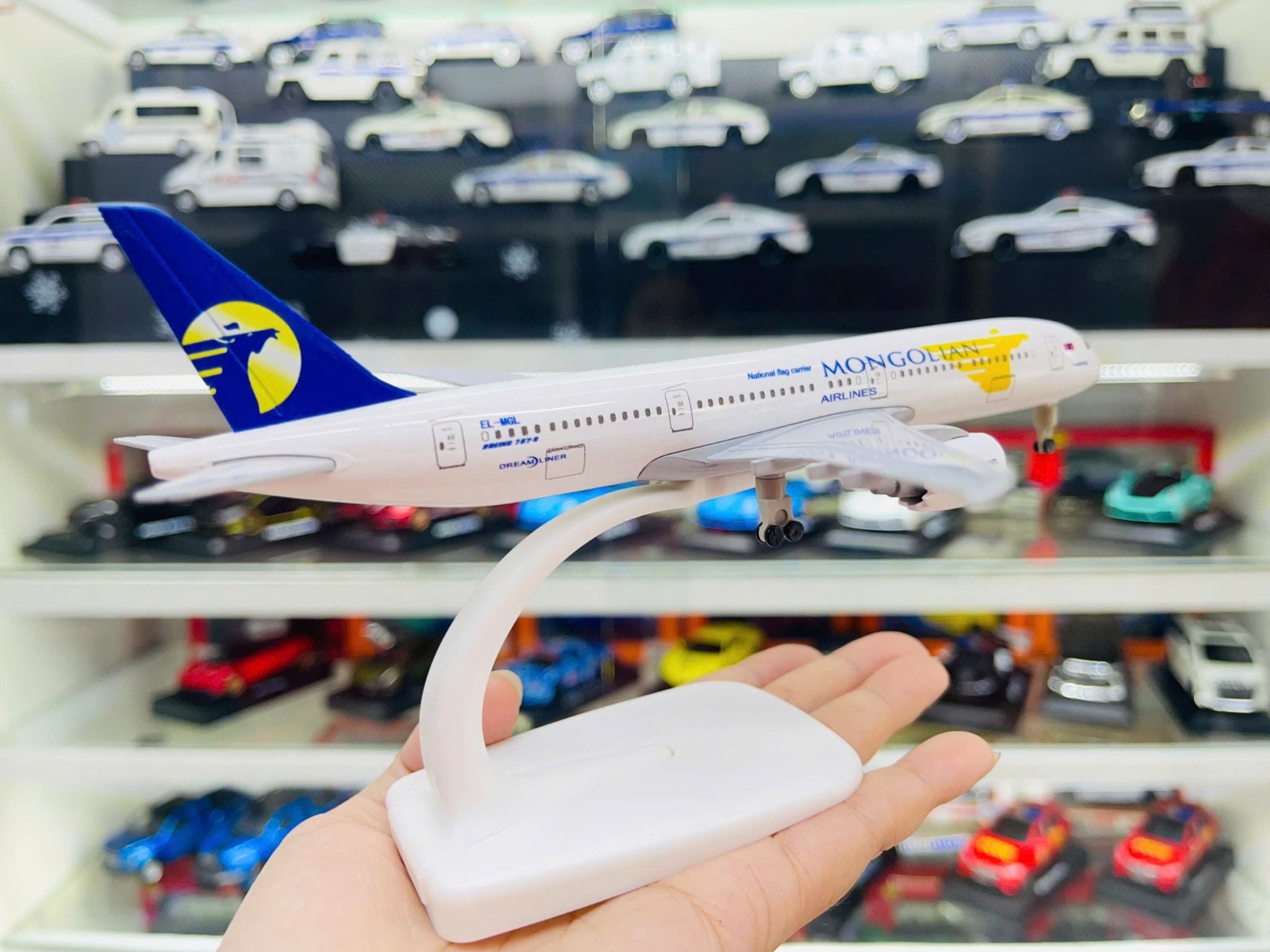  Mô hình máy bay Mông cổ MIAT Mongolian Airlines Boeing B787 có bánh xe 20cm MB20115 
