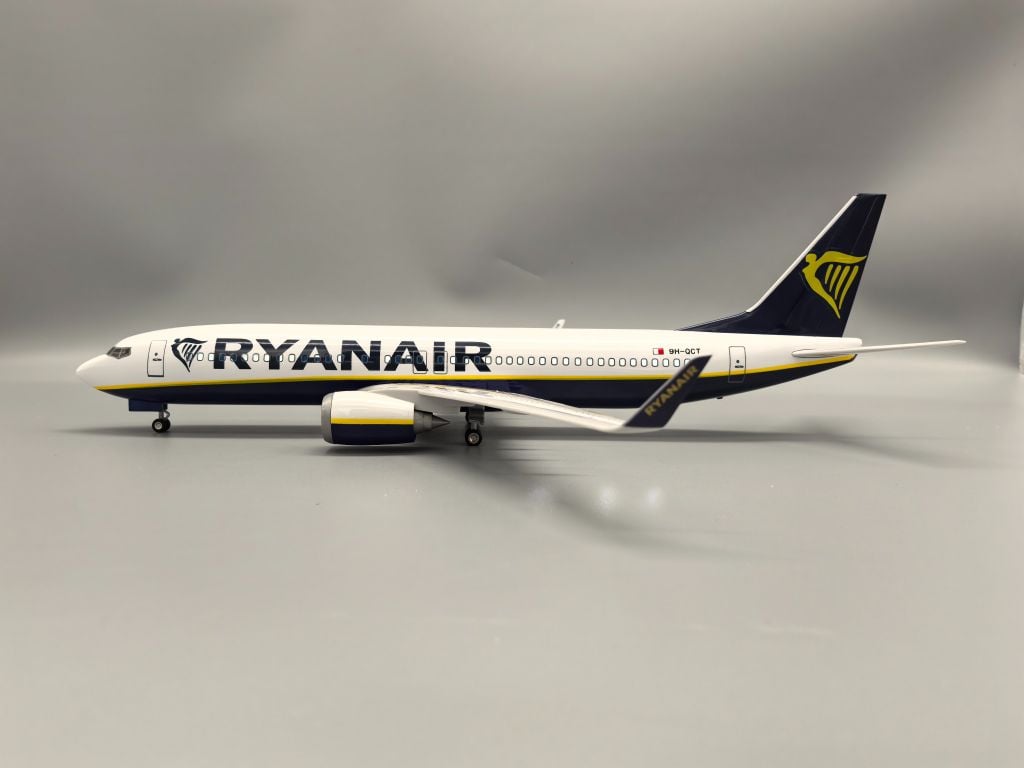 Mô hình máy bay Ryanair Airlines Boeing B737-800 47cm 1:130 có đèn led tự động theo tiếng vỗ tay hoặc chạm MB47076