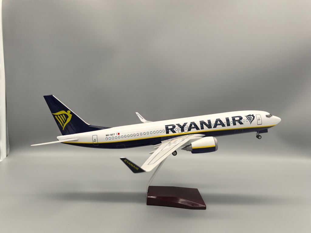 Mô hình máy bay Ryanair Airlines Boeing B737-800 47cm 1:130 có đèn led tự động theo tiếng vỗ tay hoặc chạm MB47076