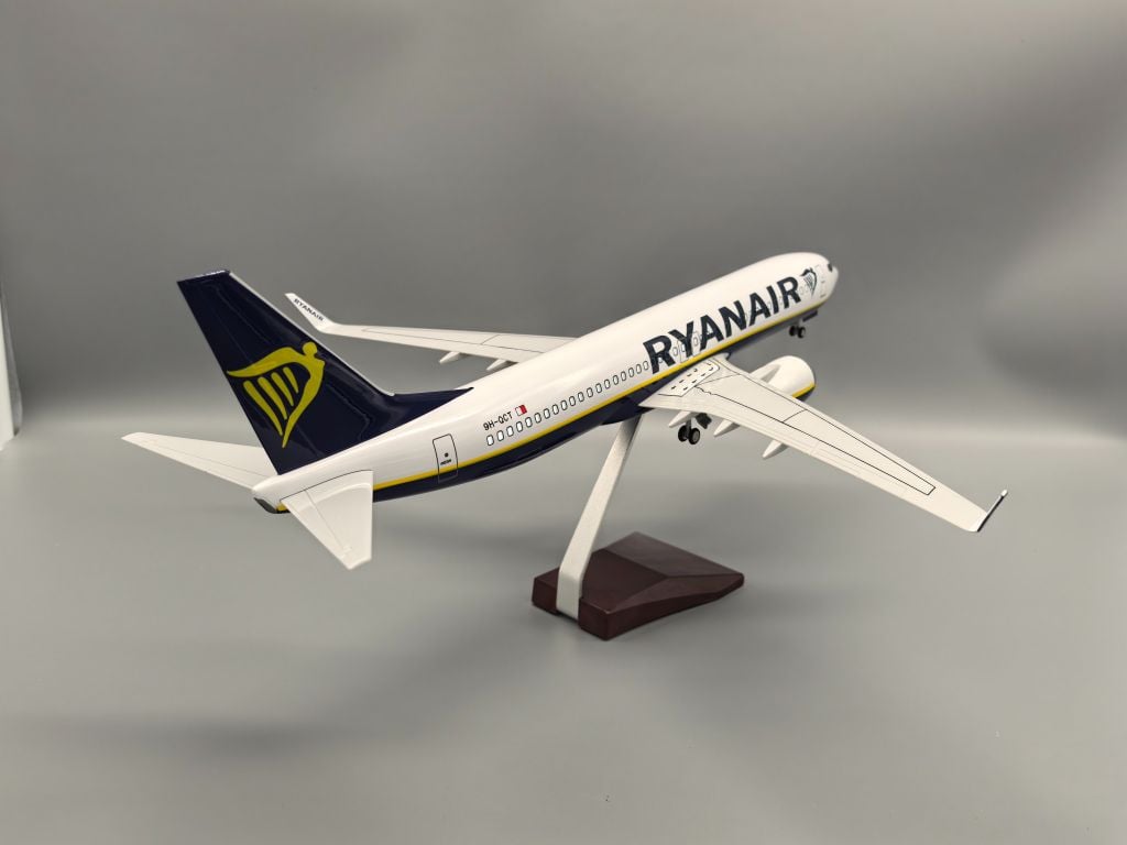 Mô hình máy bay Ryanair Airlines Boeing B737-800 47cm 1:130 có đèn led tự động theo tiếng vỗ tay hoặc chạm MB47076