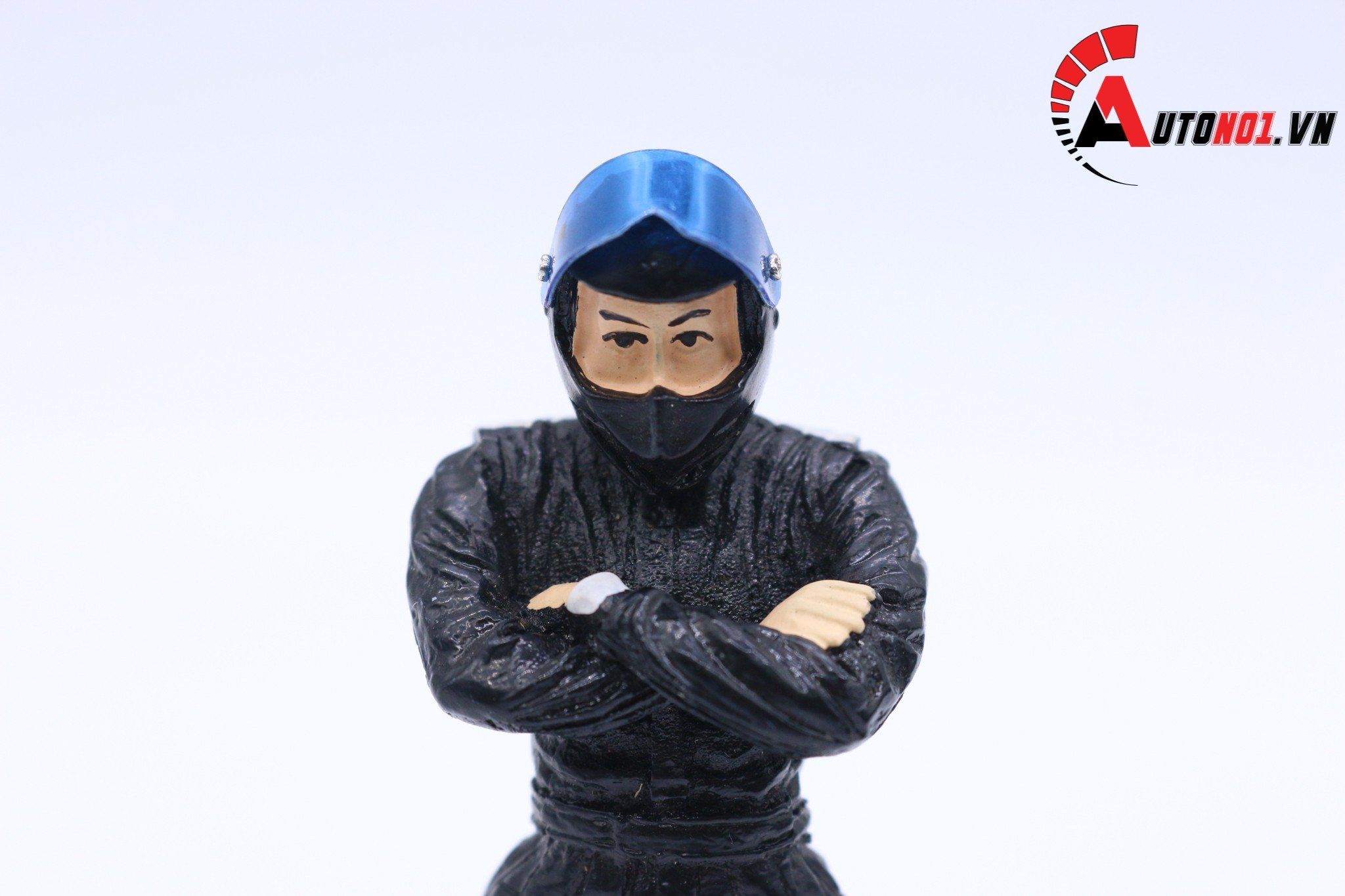  AUTONO1 STIG FIGURE BLACK 1:18 1137 