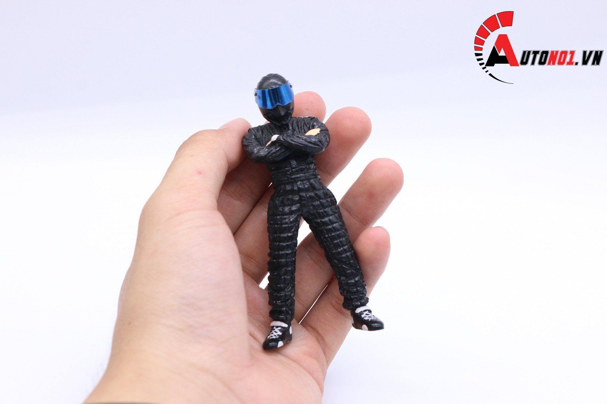  AUTONO1 STIG FIGURE BLACK 1:18 1137 