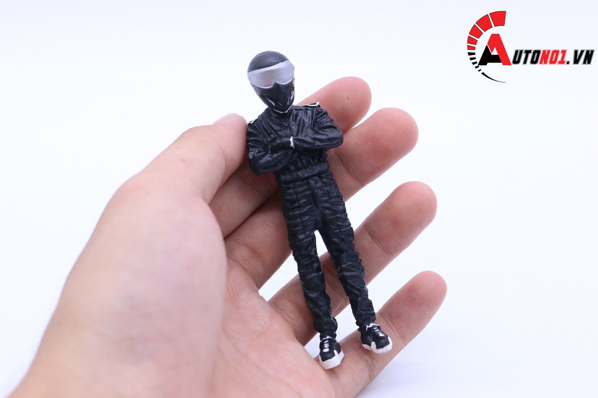  AUTONO1 STIG FIGURE BLACK 1:18 1051 