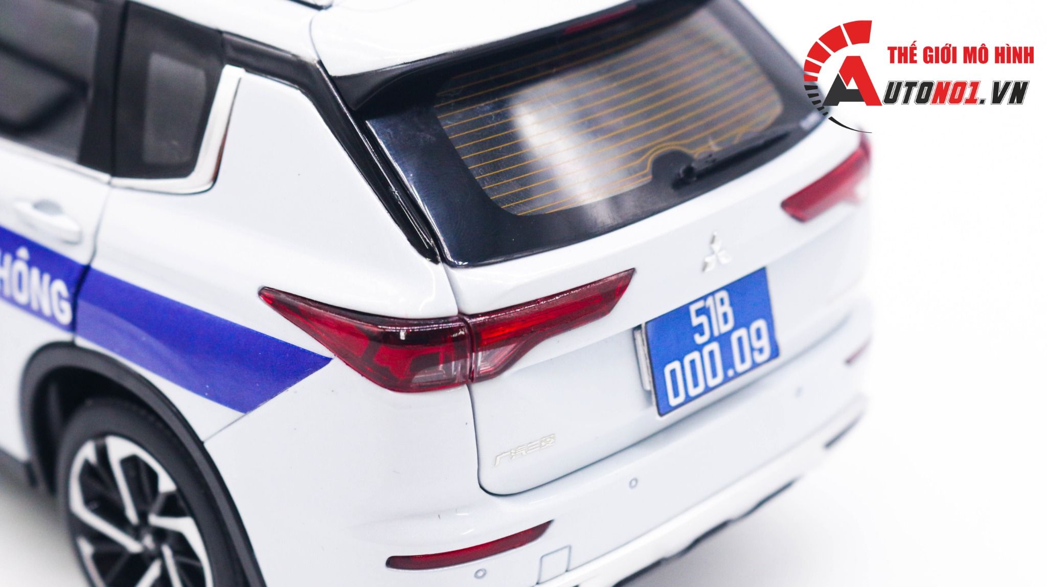  Mô hình xe ô tô độ CSGT Mitsubishi Outlander 2023 full open tỉ lệ 1:18 Dealer Autono1 OT181 