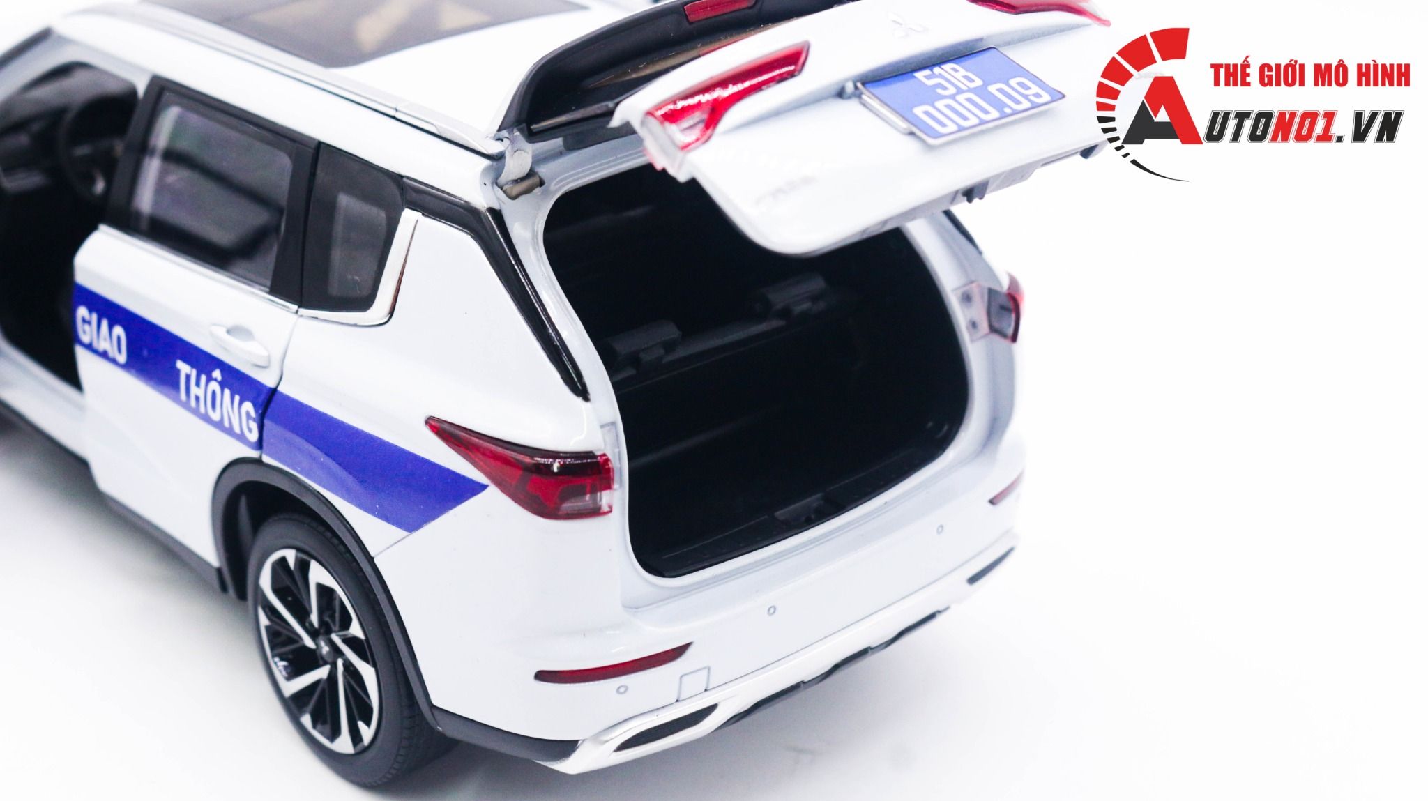  Mô hình xe ô tô độ CSGT Mitsubishi Outlander 2023 full open tỉ lệ 1:18 Dealer Autono1 OT181 