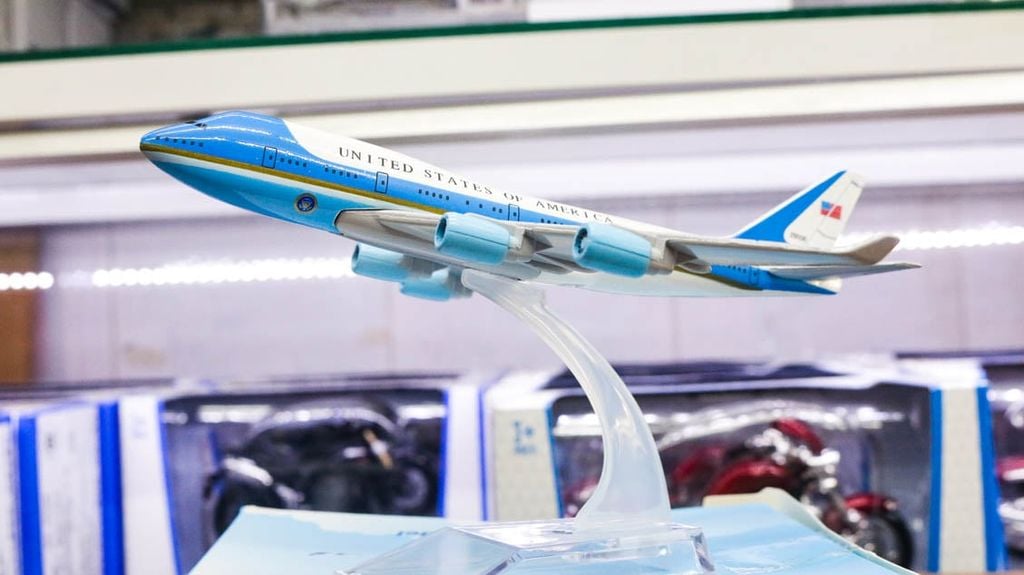 Mô hình máy bay Chuyên cơ tổng thống Mỹ Boeing B747 Air Force One 16cm MB16015