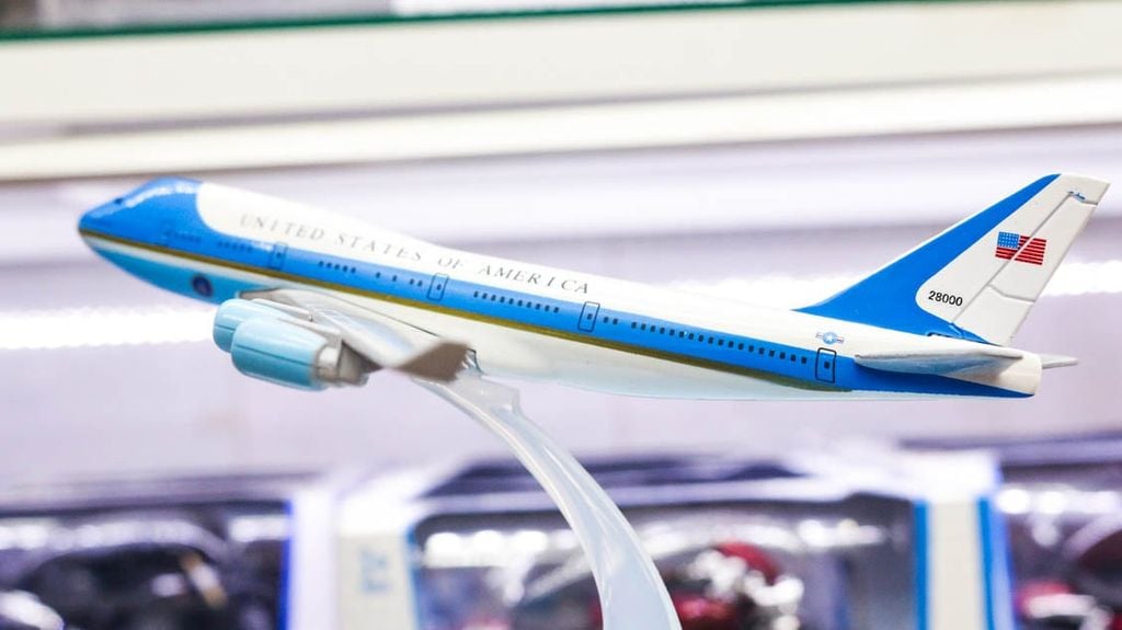 Mô hình máy bay Chuyên cơ tổng thống Mỹ Boeing B747 Air Force One 16cm MB16015