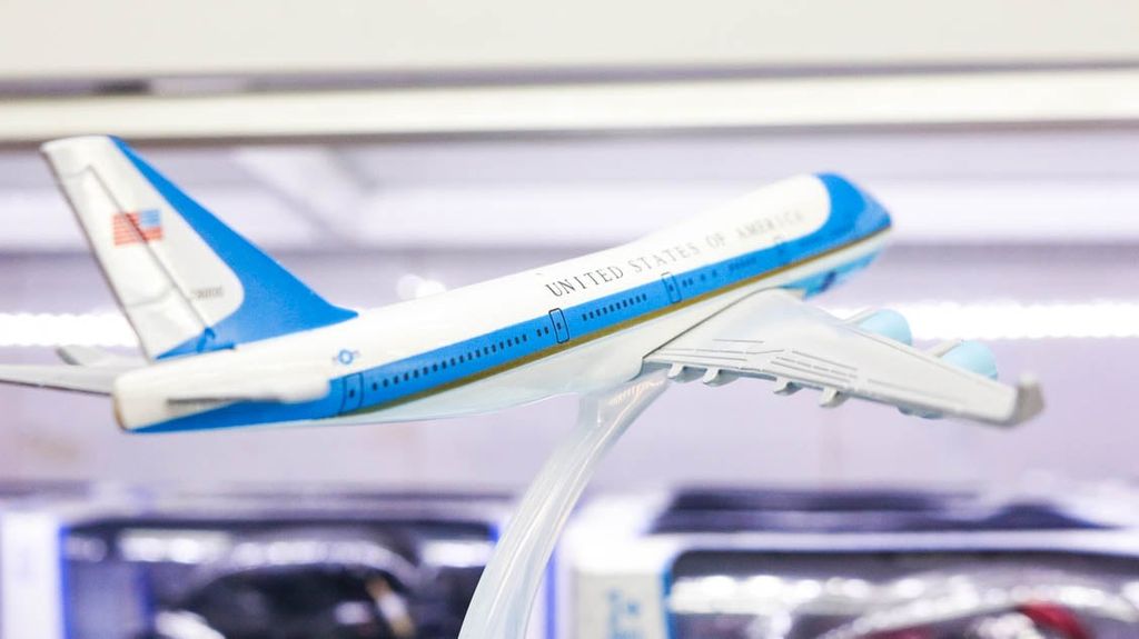 Mô hình máy bay Chuyên cơ tổng thống Mỹ Boeing B747 Air Force One 16cm MB16015