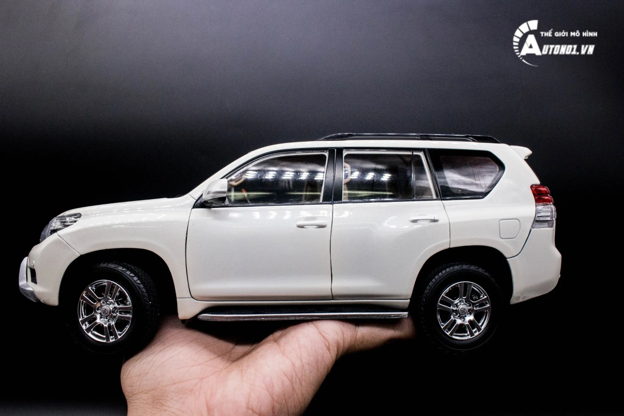 MÔ HÌNH TOYOTA LAND CRUISER PRADO LC150 1:18 PAUDI 5156