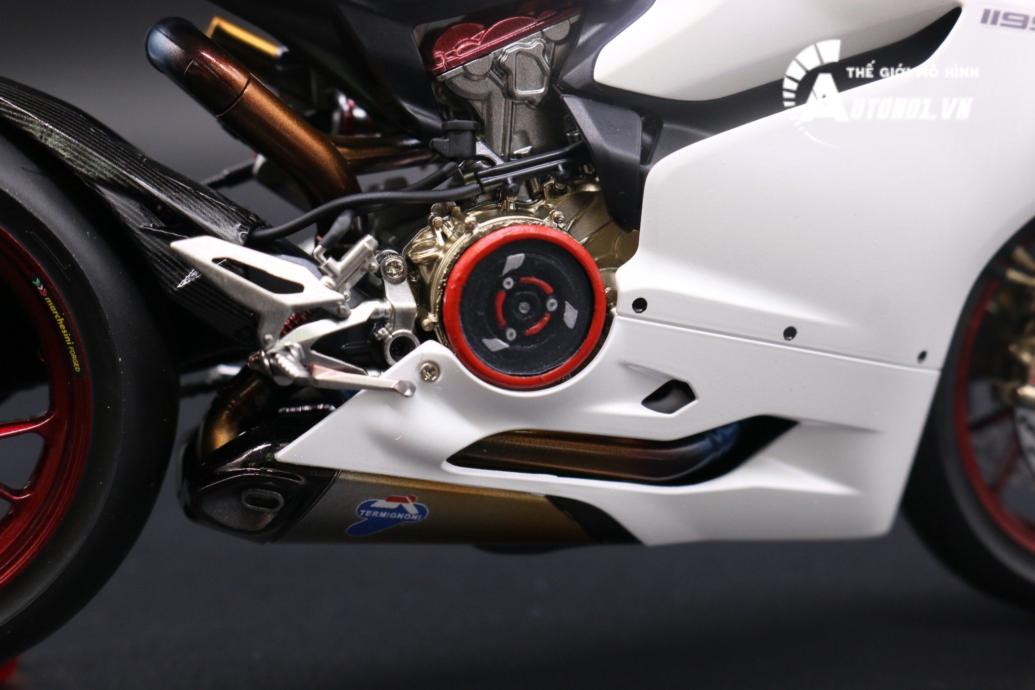  Mô hình xe cao cấp Ducati 1199 Panigale White Pearl Carbon 1:12 Tamiya D059 