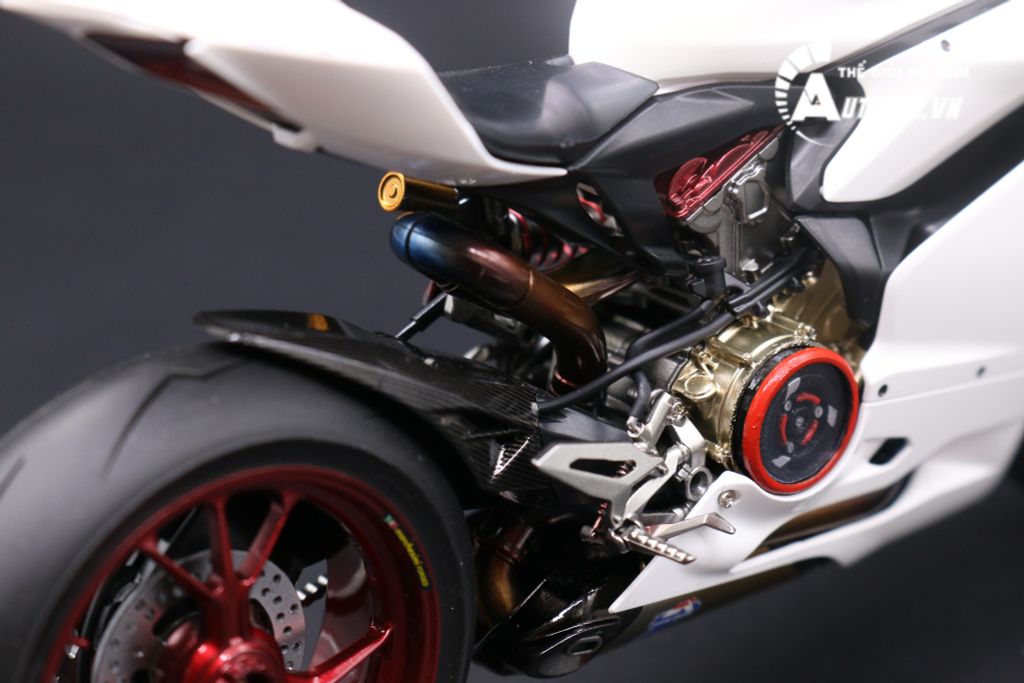 MÔ HÌNH SIÊU XE DUCATI 1199 PANIGALE WHITE PEARL CARBON LÊN NỒI KHÔ 1:12 TAMIYA D068