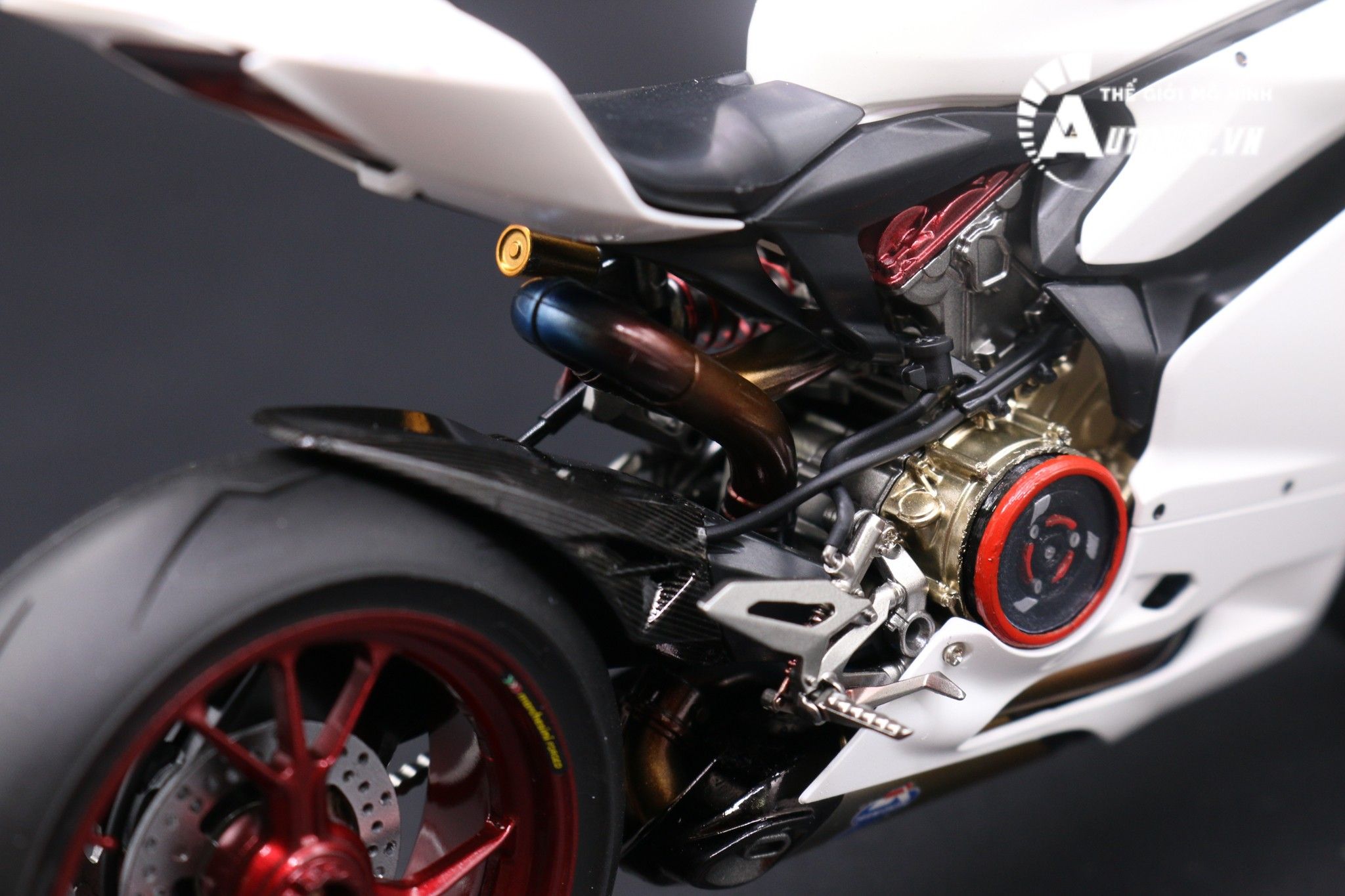  Mô hình xe cao cấp Ducati 1199 Panigale White Pearl Carbon 1:12 Tamiya D059 