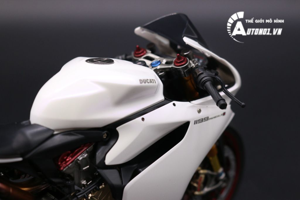 MÔ HÌNH SIÊU XE DUCATI 1199 PANIGALE WHITE PEARL CARBON LÊN NỒI KHÔ 1:12 TAMIYA D068