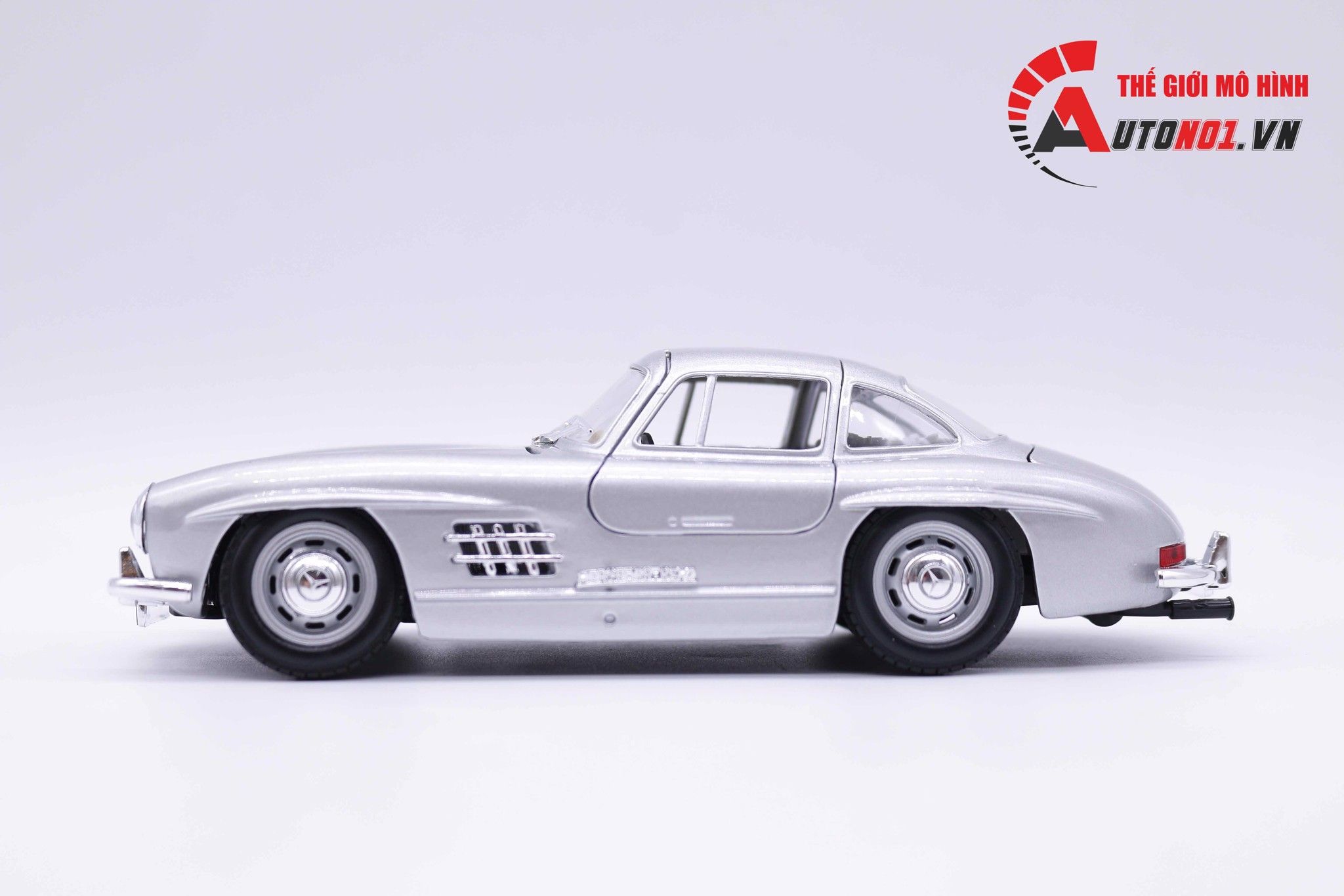  Mô hình Mercedes Benz 300SL 1954 Sliver Collegione đánh lái được full open 1:24 Bburago 3673 