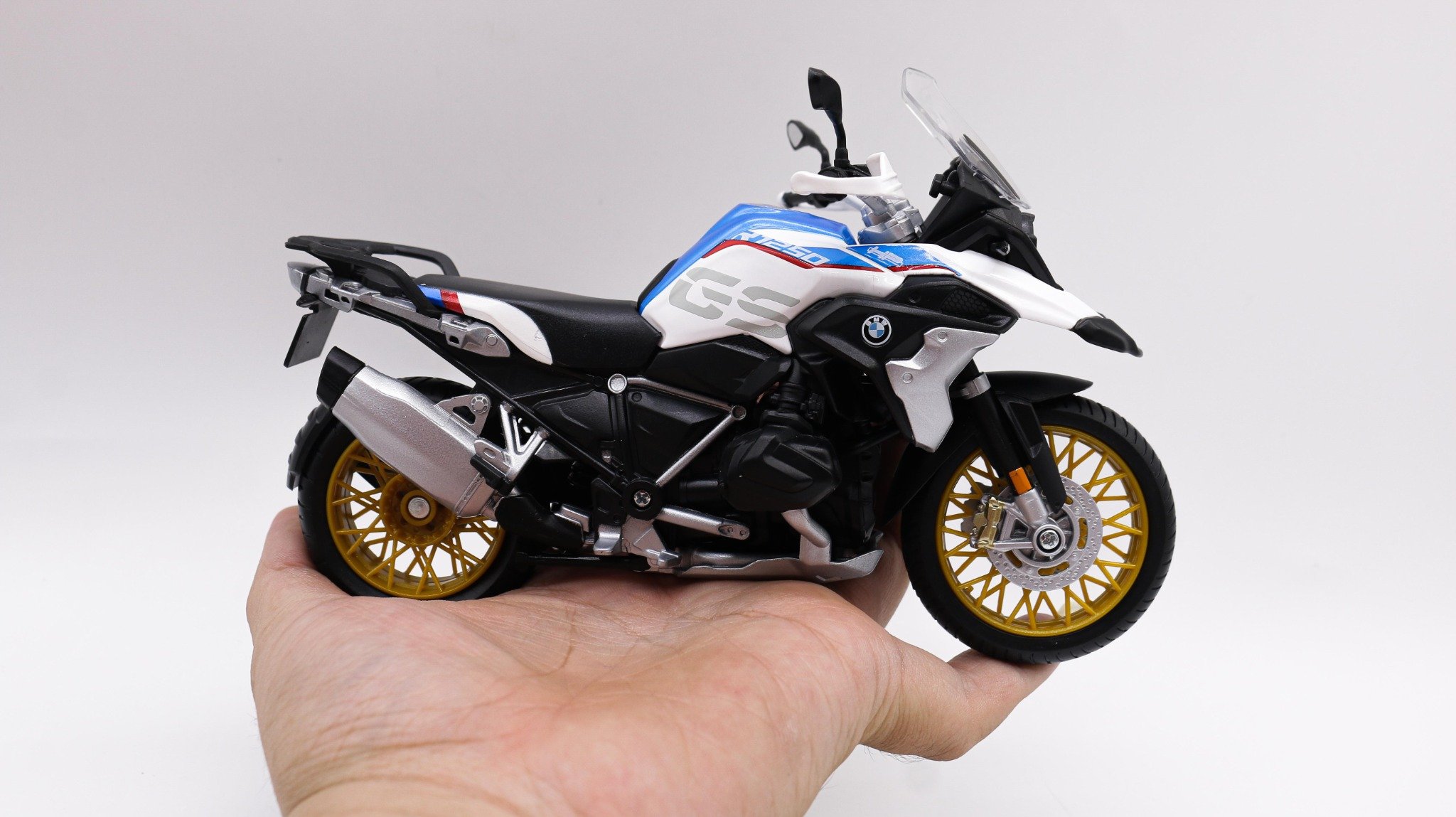  Mô hình xe Bmw R1250 GS white 1:12 Maisto 6776 