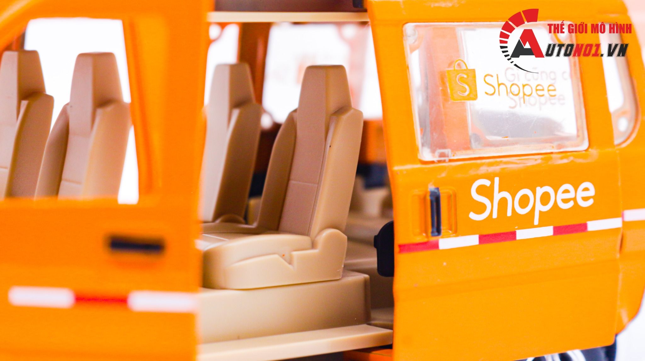  Mô hình xe dịch vụ vận chuyển độ tem Shopee Express full open có âm thanh-đèn tỉ lệ 1:24 Autono1 Jinlifiang OT206 