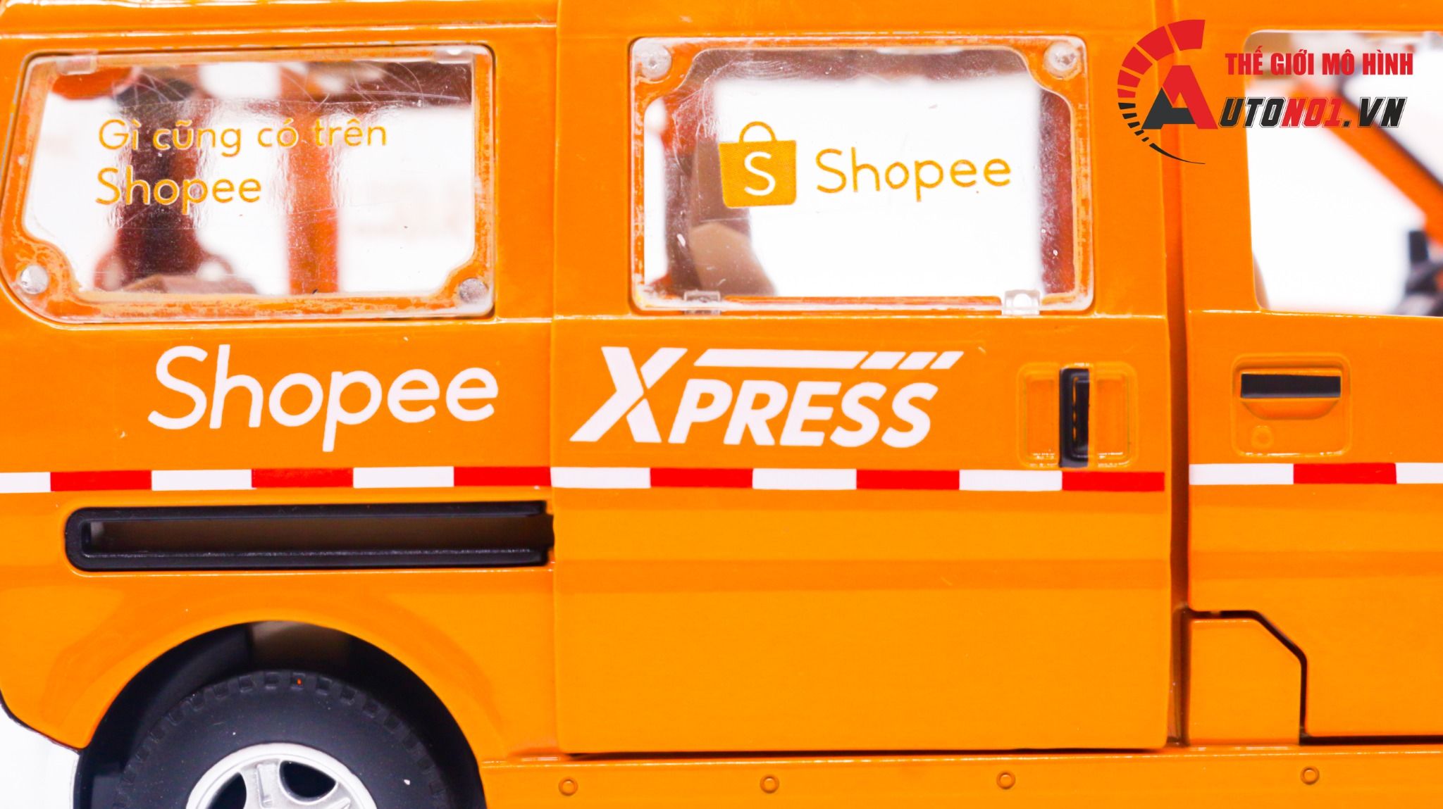  Mô hình xe dịch vụ vận chuyển độ tem Shopee Express full open có âm thanh-đèn tỉ lệ 1:24 Autono1 Jinlifiang OT206 