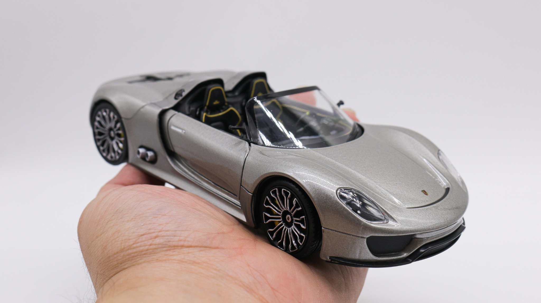  Mô hình xe Porsche 918 Spyder mở được 2 cửa 1:24 Welly 4655 