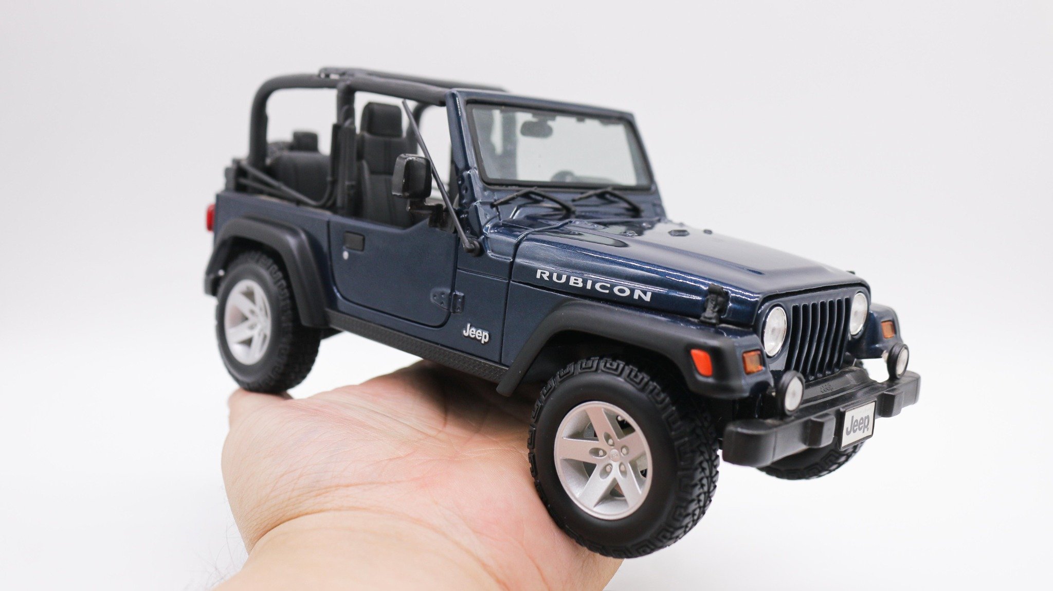  MÔ HÌNH XE JEEP WRANGLER RUBICON KHÔNG MUI BLUE 1:18 MAISTO 7968 