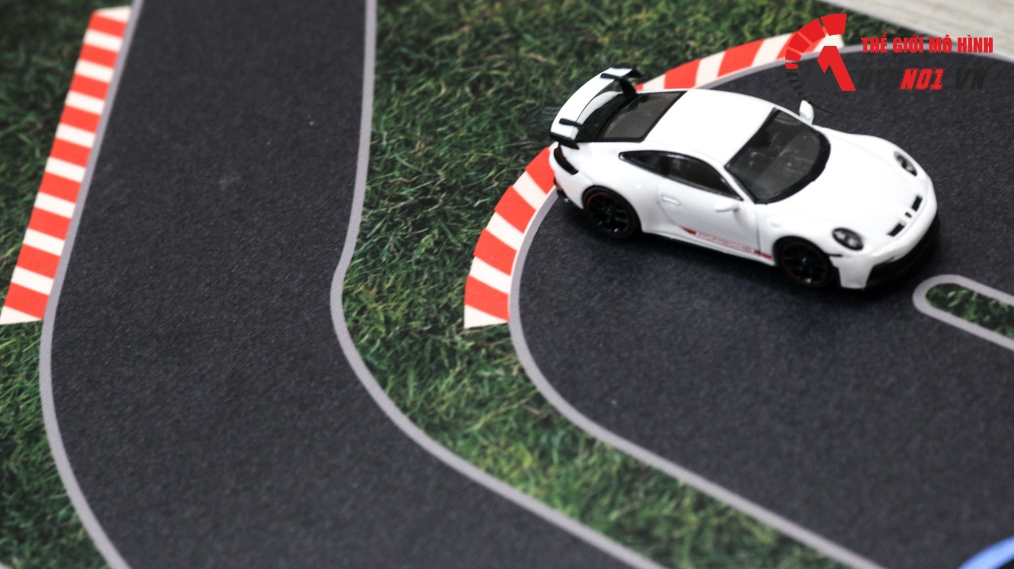  Diorama mặt đường/ bãi đỗ xe parking in PP cán mờ chống nước bụi bẩn khổ dài 20x60cm cho xe mô hình 1:64 DR030 