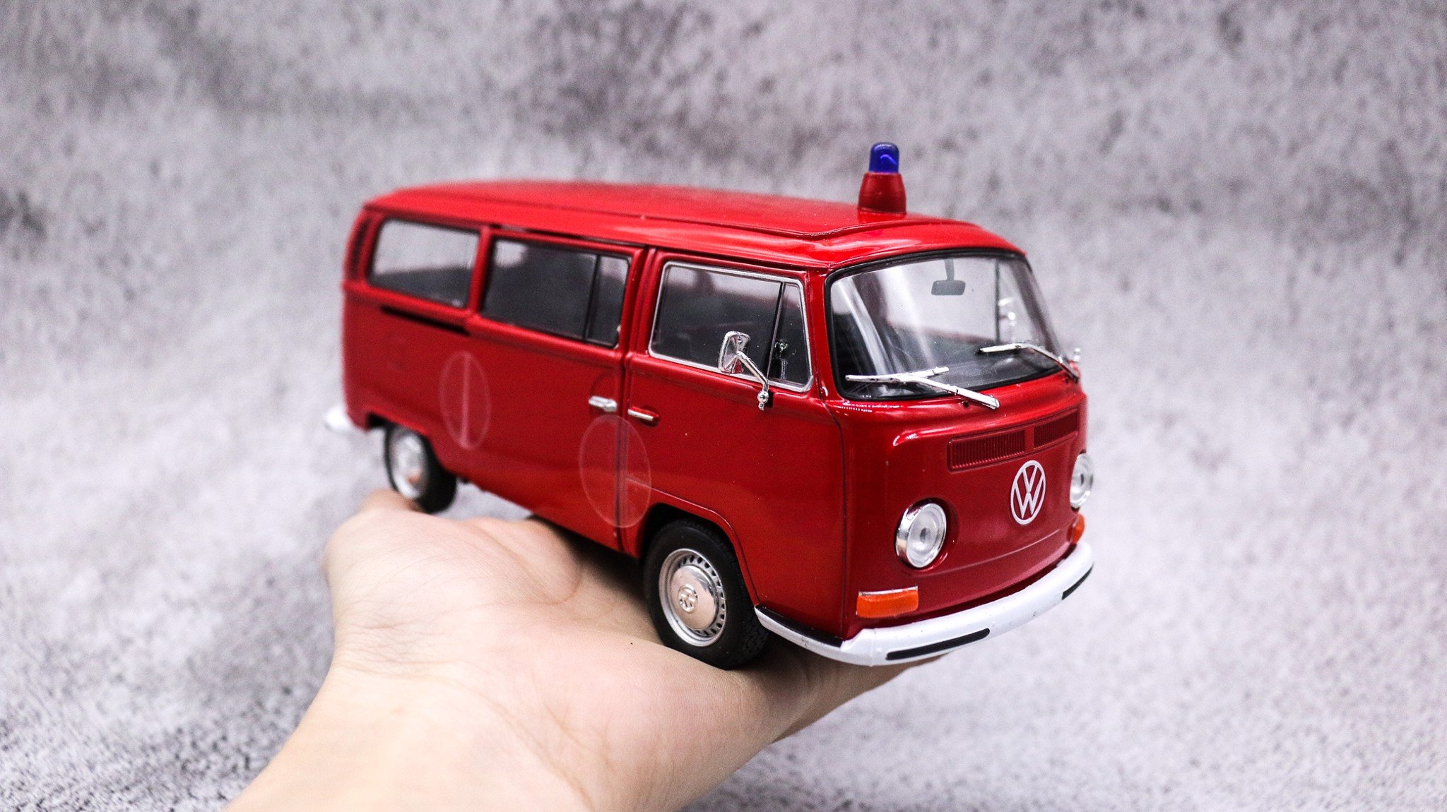  Mô hình xe Volkswagen Bus T2 1972 Fire Red 1:24 Welly 7028 