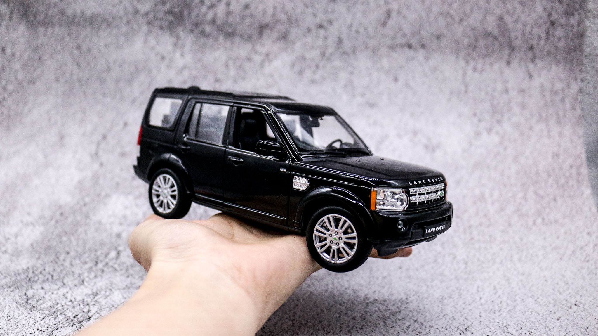  Mô hình Land Rover Discovery 4 Black 1:24 Welly 4399 