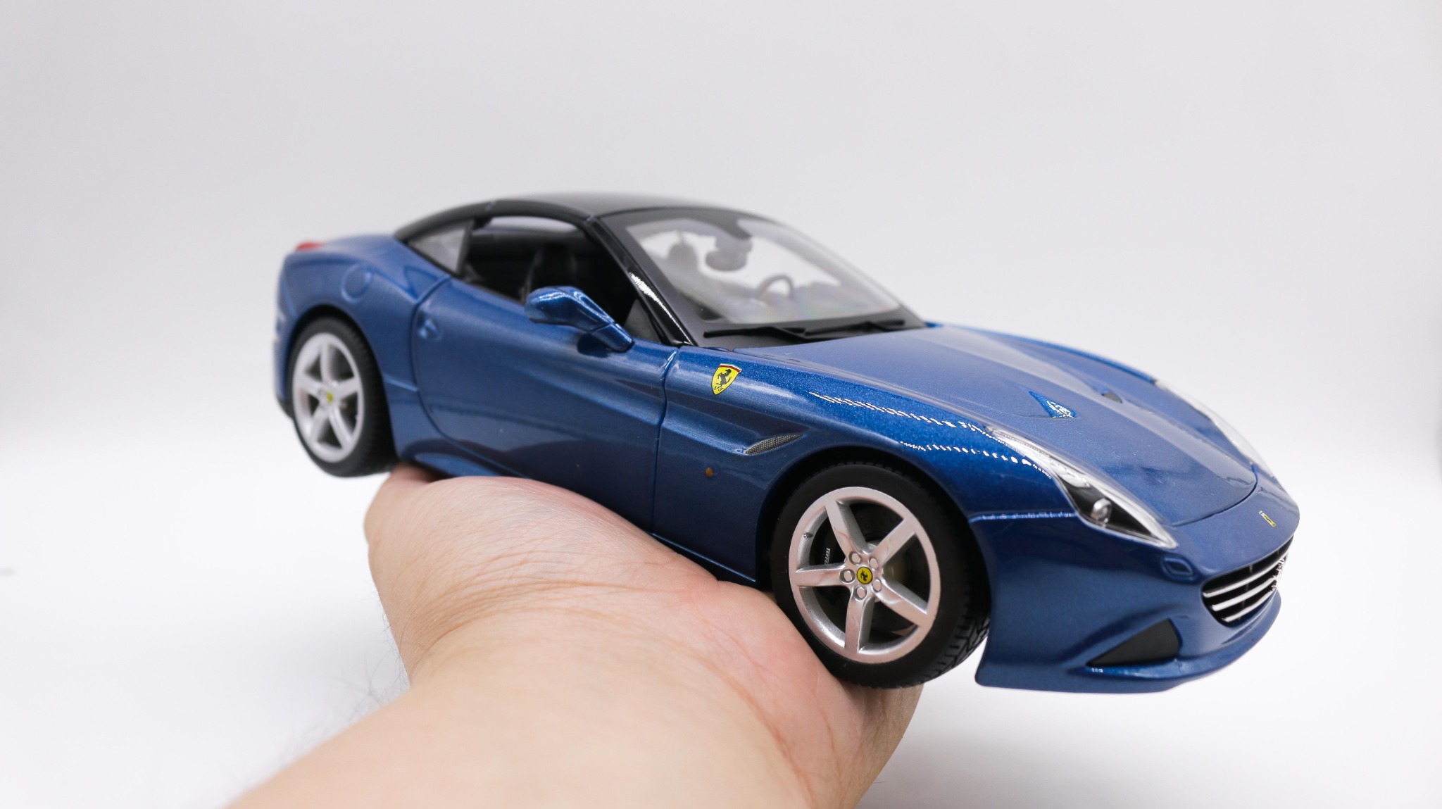  Mô hình Ferrari California T Có Mui Blue 1:18 Bburago 7969 