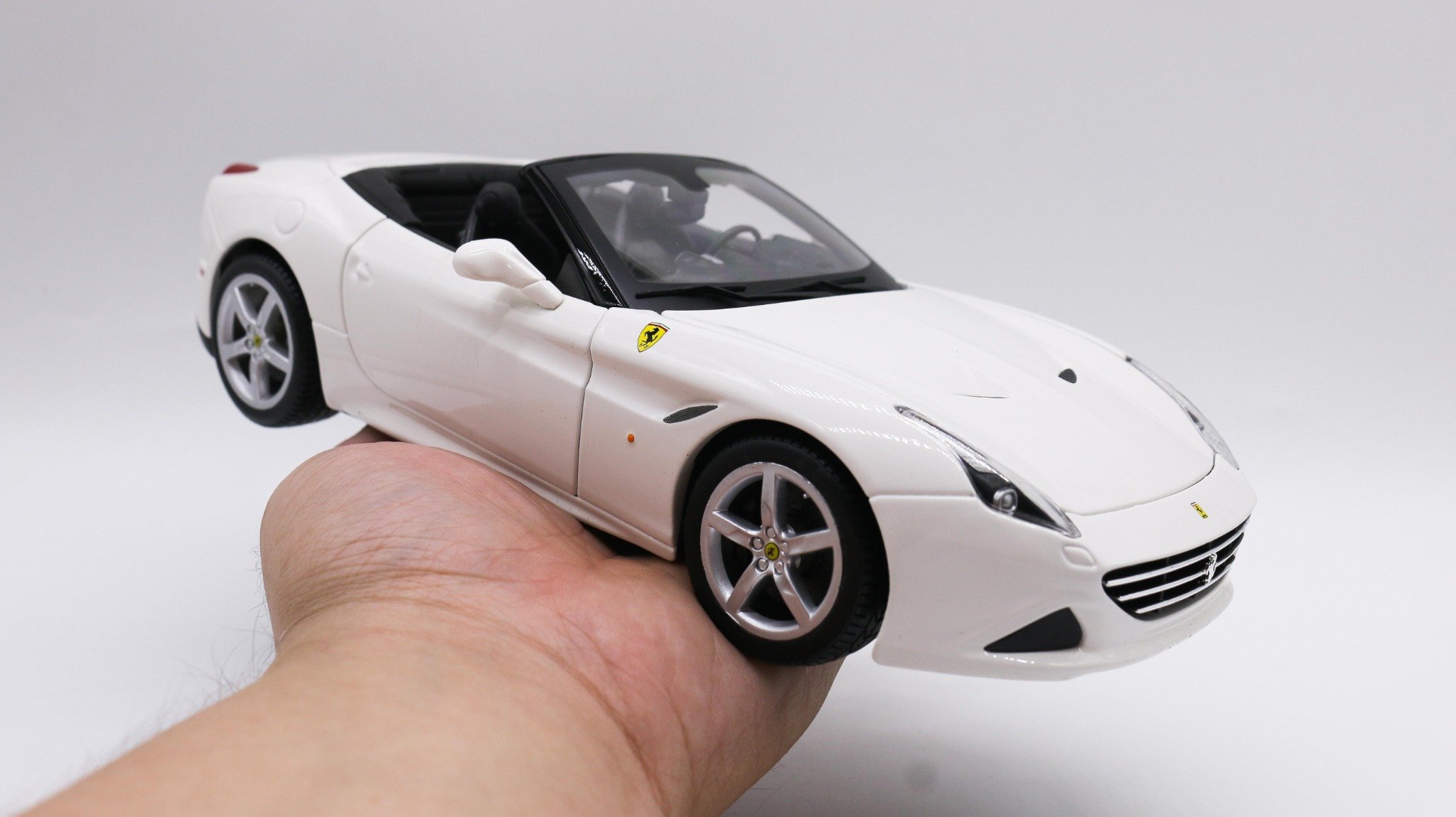  Xe mô hình Ferrari California T Open Top White 1:18 Bburago 1676 