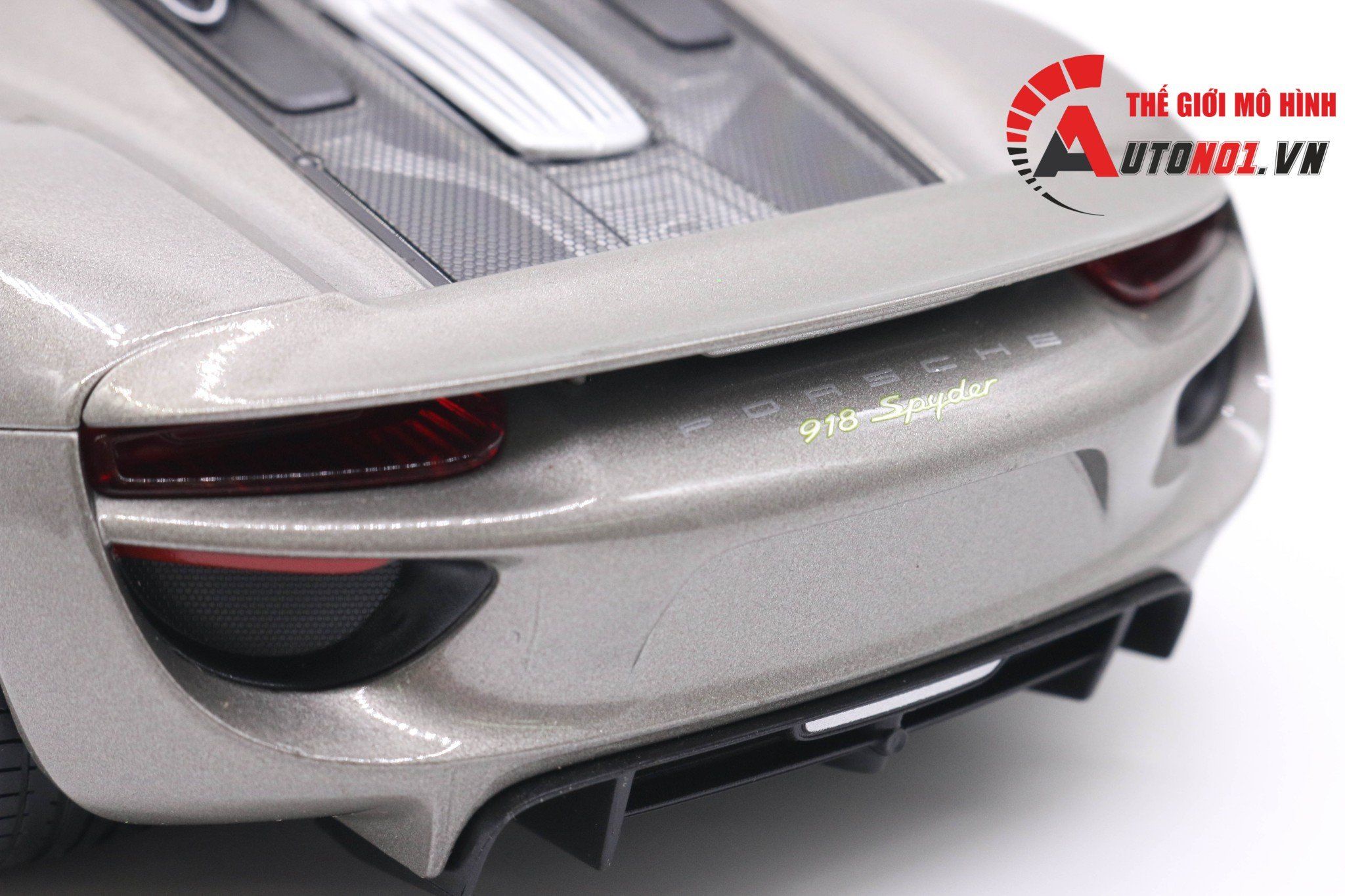  Mô hình xe Porsche 918 Spyder Grey tỉ lệ 1:18 Welly 6496 