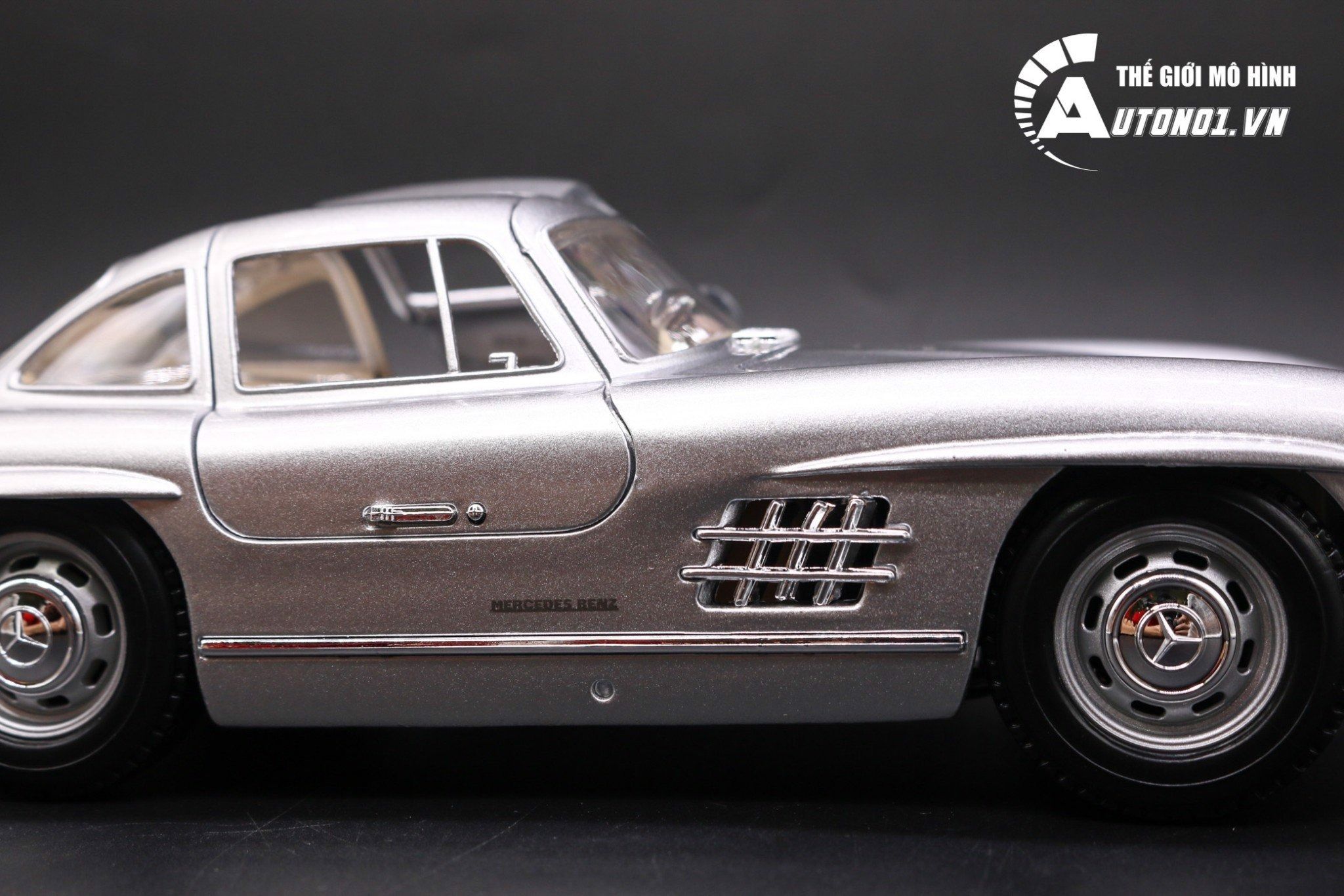  Mô hình xe cổ Mercedes Benz 300SL1954 Silver 1:18 Bburago OT063 