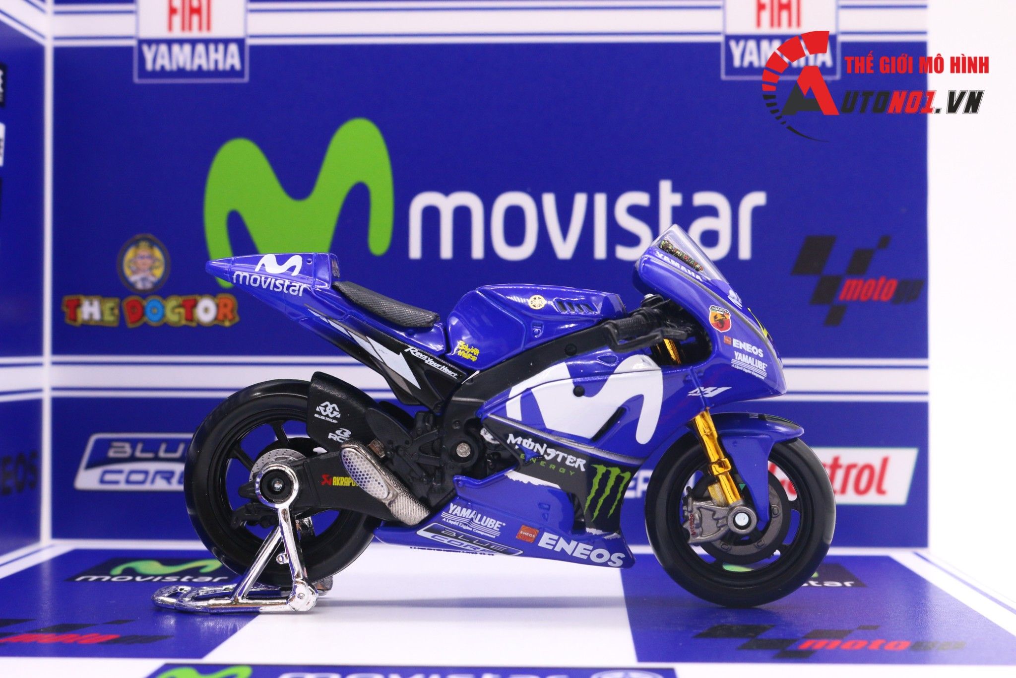  DIORAMA 1:18 MÔ TÔ GP SHOWROOM YAMAHA MOVISTAR 20X18X15CM DR008F 