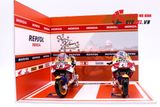  DIORAMA 1:18 MÔ TÔ GP SHOWROOM HONDA REPSOL 20X18X15CM DR008H 