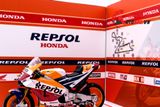  DIORAMA 1:18 MÔ TÔ GP SHOWROOM HONDA REPSOL 20X18X15CM DR008H 