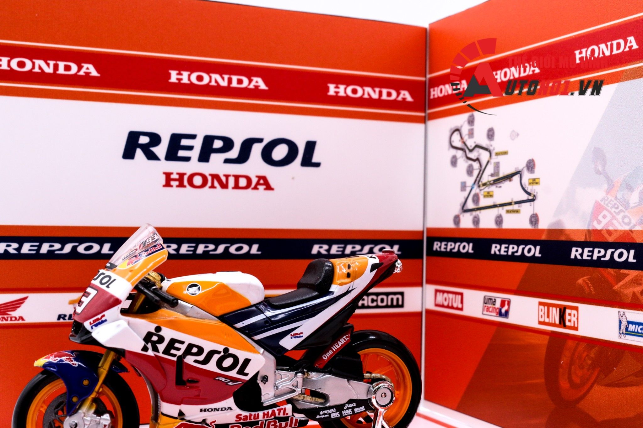  DIORAMA 1:18 MÔ TÔ GP SHOWROOM HONDA REPSOL 20X18X15CM DR008H 