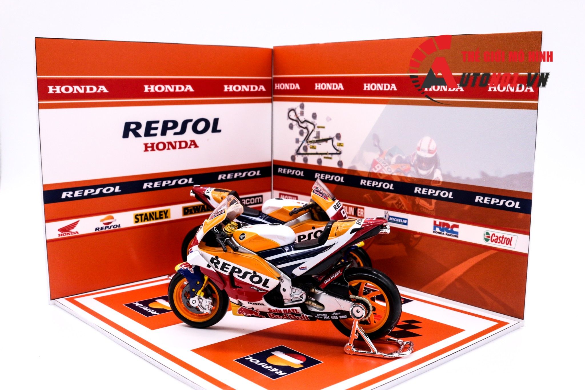  DIORAMA 1:18 MÔ TÔ GP SHOWROOM HONDA REPSOL 20X18X15CM DR008H 