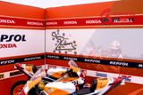  DIORAMA 1:18 MÔ TÔ GP SHOWROOM HONDA REPSOL 20X18X15CM DR008H 