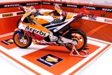  DIORAMA 1:18 MÔ TÔ GP SHOWROOM HONDA REPSOL 20X18X15CM DR008H 