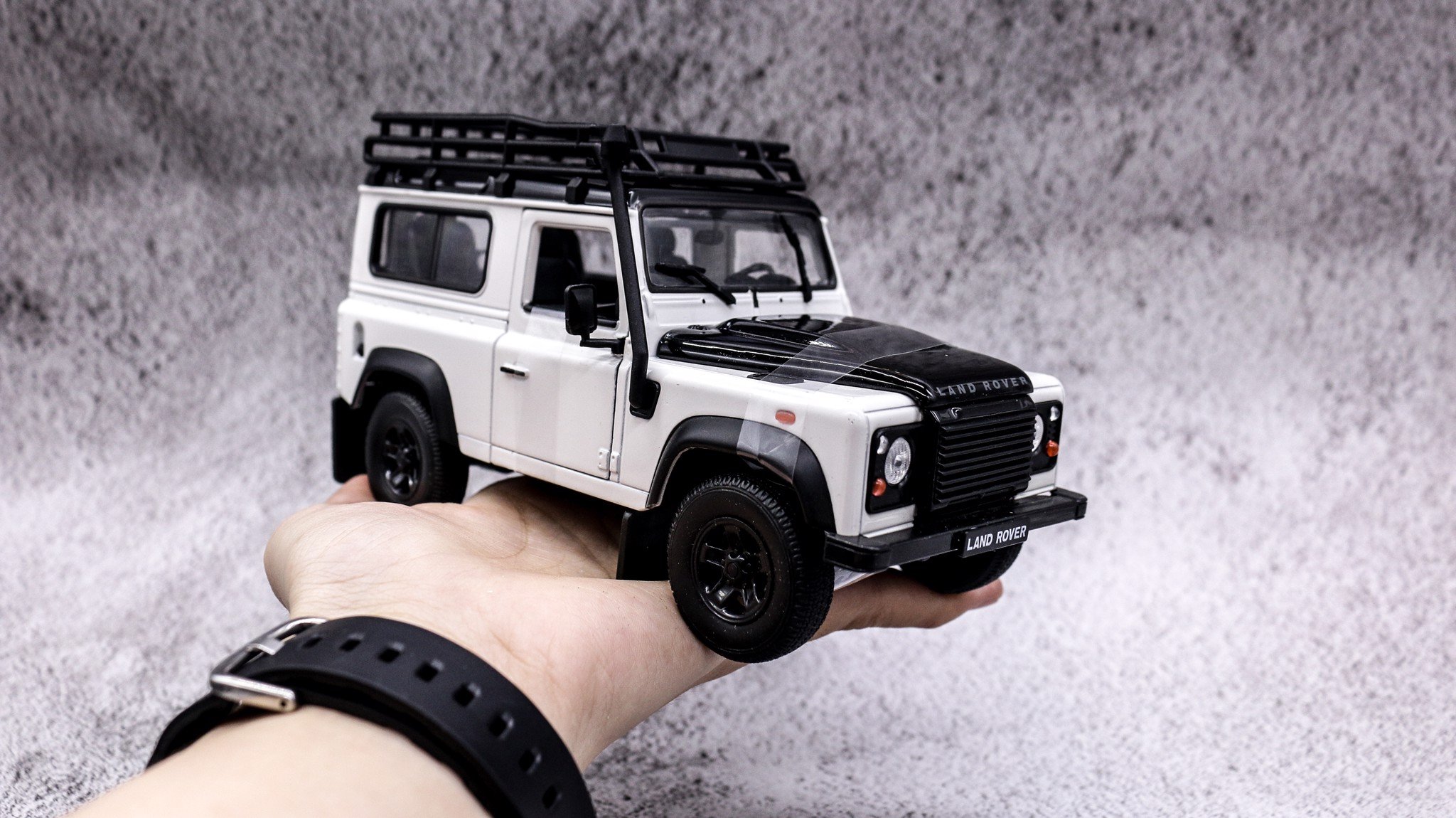  Mô hình xe Land Rover Defender White đánh lái được - mở 2 cửa - capo tỉ lệ 1:24 Welly OT24046 