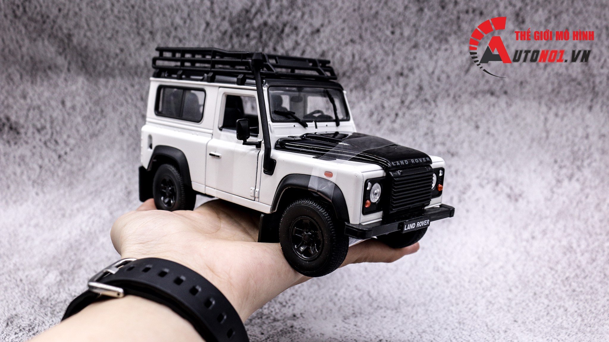  Mô hình xe Land Rover Defender White đánh lái được - mở 2 cửa - capo tỉ lệ 1:24 Welly OT24046 