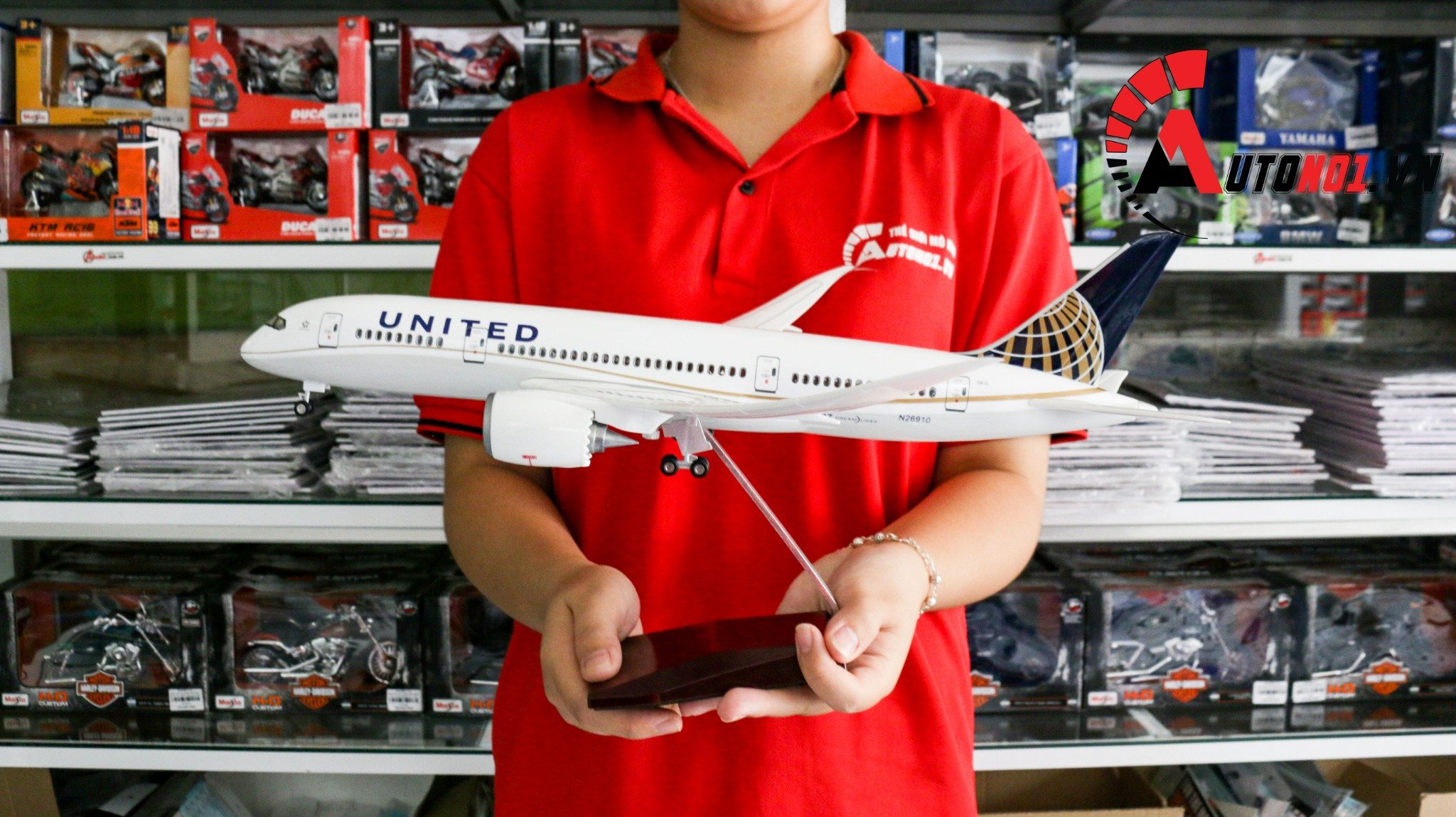  Mô hình máy bay American United Boeing B787 47cm tỉ lệ 1:157 có đèn led tự động theo tiếng vỗ tay hoặc chạm MB47024 