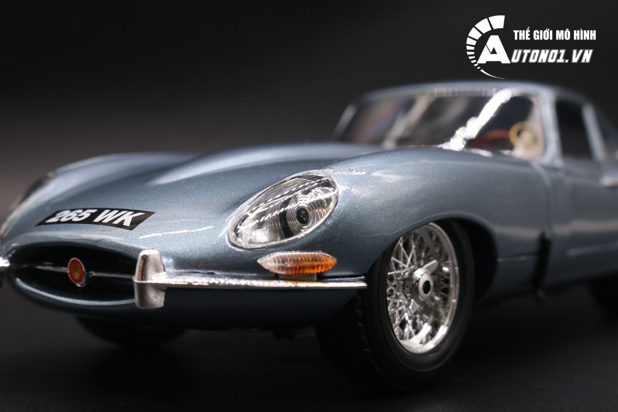  Mô hình xe Jaguar E Coupe 1961 Silver Blue 1:18 Bburago 5237 