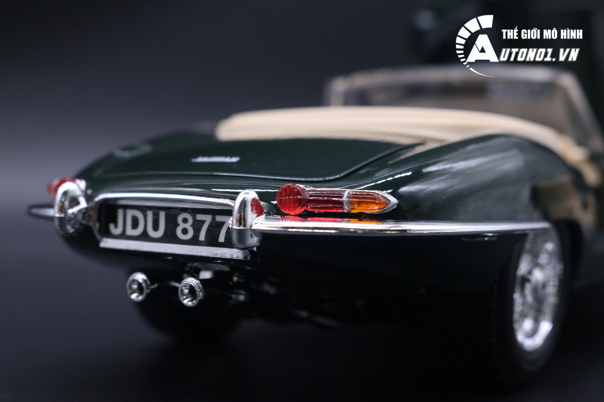  Mô hình xe Jaguar E Cabrio. Green 1961 1:18 Bburago 5238 